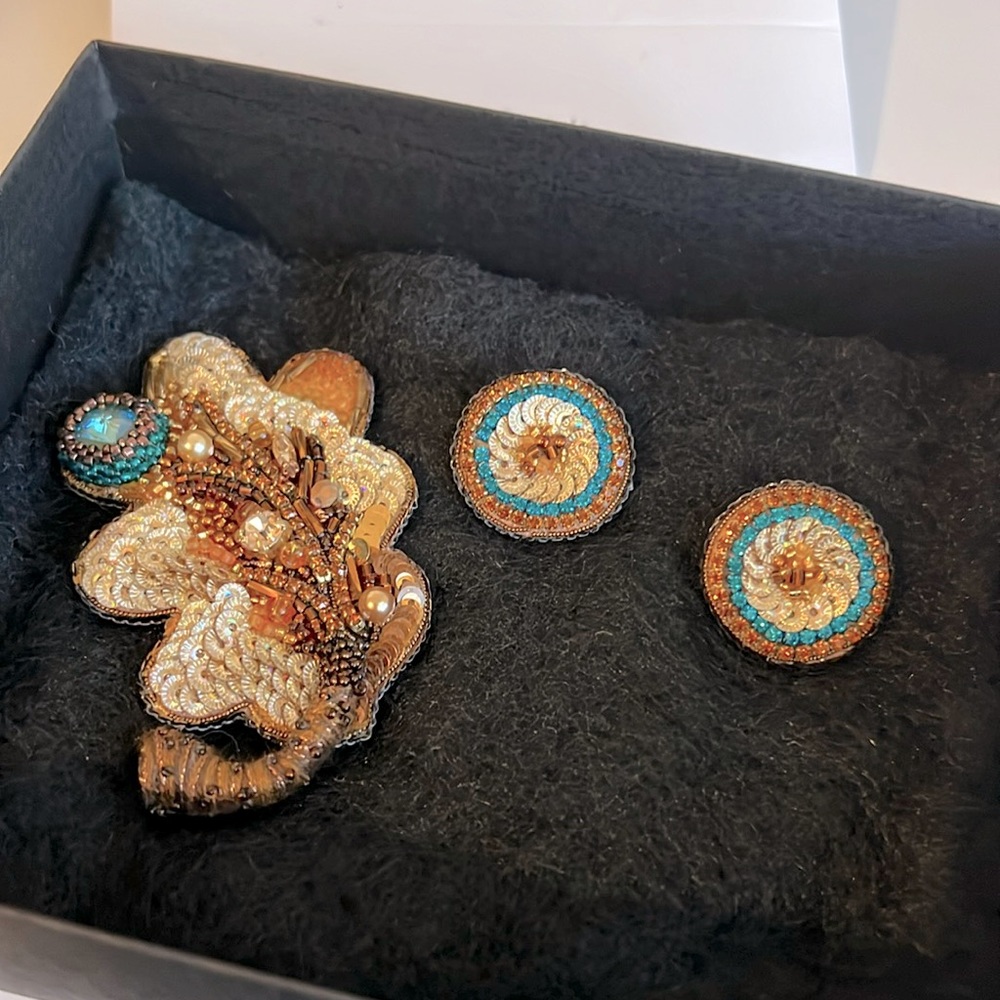 and French sequins, Japanese pins were used in the preparation of the brooch.